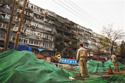 救援人員在現(xiàn)場排查。