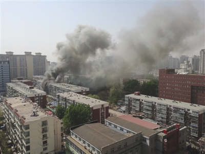 昨日，北京海淀區(qū)紅聯(lián)南村小區(qū)施工工地挖斷燃?xì)夤艿溃斐杀ㄒl(fā)居民樓火災(zāi)，致1死2傷，發(fā)生爆炸起火現(xiàn)場濃煙滾滾。CICPHOTO/總匯 攝