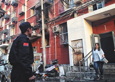 居民整理完家中的貴重物品后從居民樓走出。