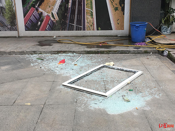 二樓窗戶被震到樓下，玻璃碎了一地