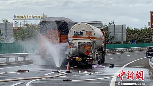 圖為處置現(xiàn)場(chǎng)。王蕾 攝 尹海明 攝