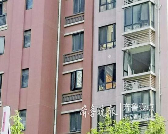 該住戶家的窗戶多處破損。 齊魯晚報·齊魯壹點記者 時培磊 攝