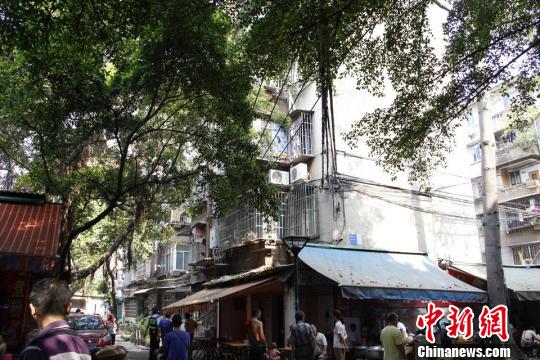 圖為煤氣爆燃民房。 朱柳融 攝