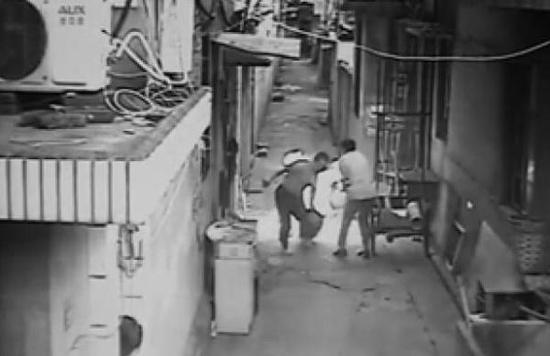 柳兆偉拖著冒火的煤氣瓶往河邊跑。視頻截圖